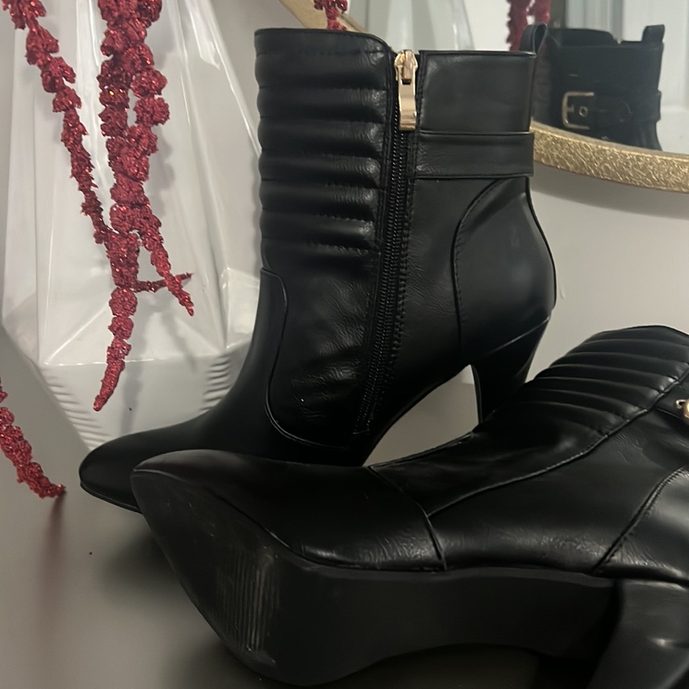 Boots - Picture 3 of 4